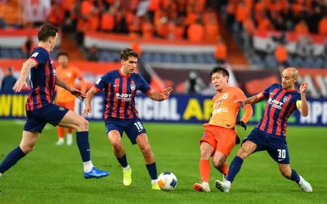 濟(jì)南寒冬，泰山隊(duì)1-0柔佛，克雷桑助澤卡制勝球。