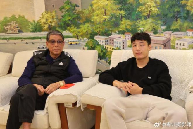 武磊長沙現(xiàn)身，與徐根寶觀戰(zhàn)男足決賽