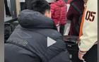 廣東隊南京行，徐杰玩機，王少杰疲，徐昕亮眼，全隊經(jīng)濟艙。