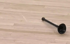 危險！森林狼主場熒幕零件掉落，戈貝爾險遇險情！