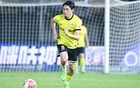 青島西海岸1-2敗莫斯科中央，張劉組合助攻破門。