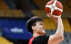 中國男籃5勝1負奪C組第一，晉級亞洲杯正賽。需警惕四項不足。