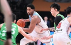 新疆外援勞森高效表現(xiàn)，19次出手得18分16板7助3帽。