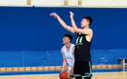 遼寧夏訓(xùn)，小將投籃力量訓(xùn)練，楊鳴督練深蹲
