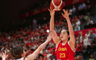 中國女籃險(xiǎn)勝，核心球員失笑，雙場2+2+0，宮魯鳴無耐。