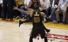 NBA笑點：JR戲弄詹姆斯，科比越位未判
