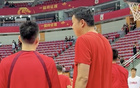 王治郅穿紅T恤助隊(duì)熱身。