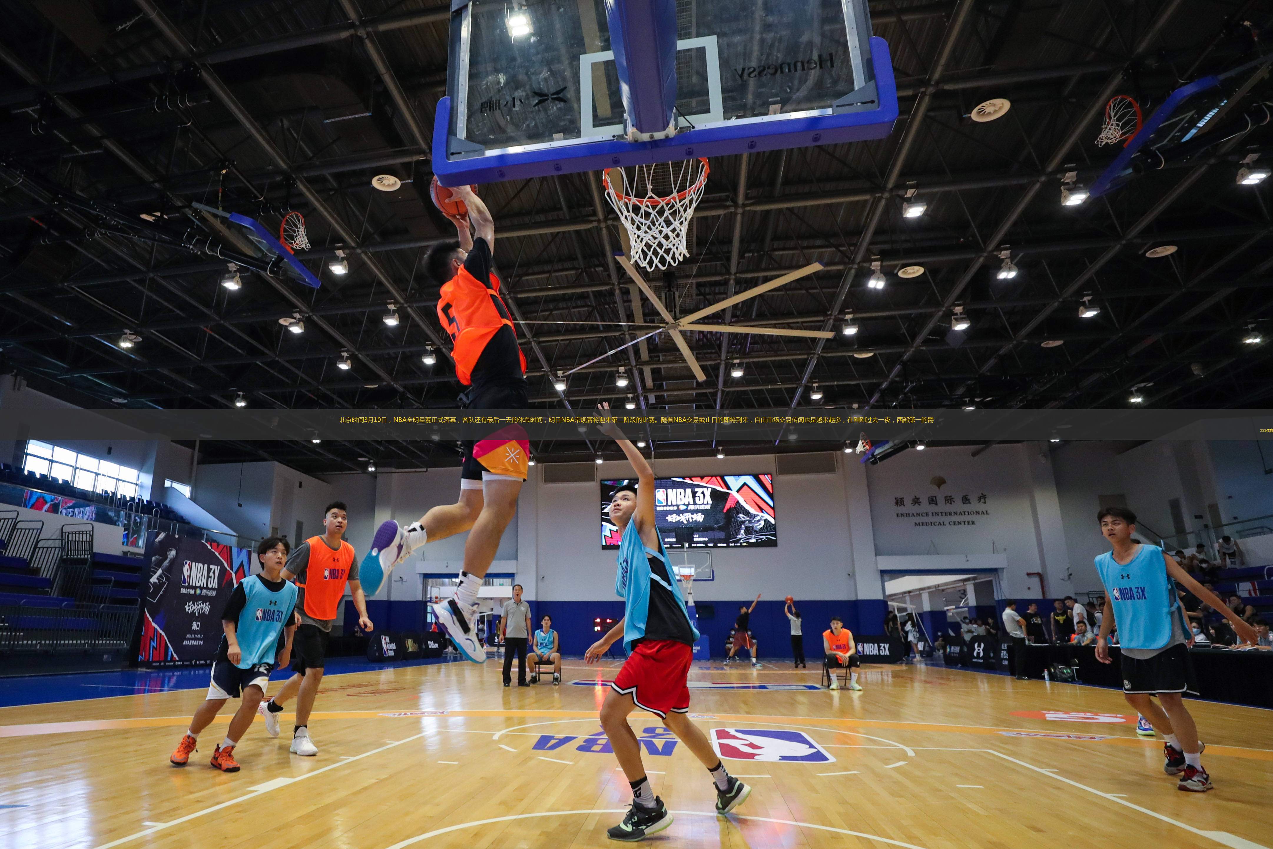 北京時間3月10日，NBA全明星賽正式落幕，各隊還有最后一天的休息時間，明日NBA常規(guī)賽將迎來第二階段的比賽。隨著NBA交易截止日的即將到來，自由市場交易傳聞也是越來越多，在剛剛過去一夜，西部第一的爵